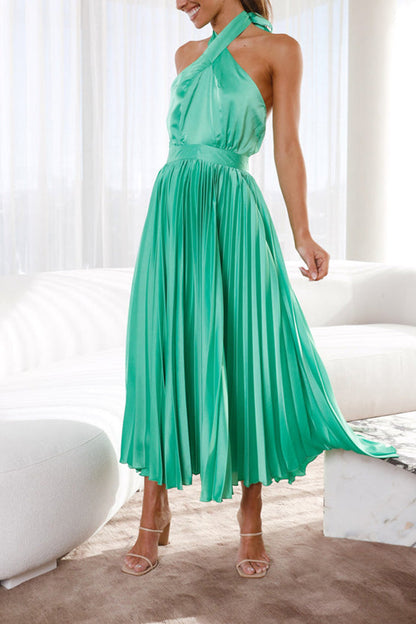 CM | Beaming Smile vestido midi plisado de satén con cuello halterneck