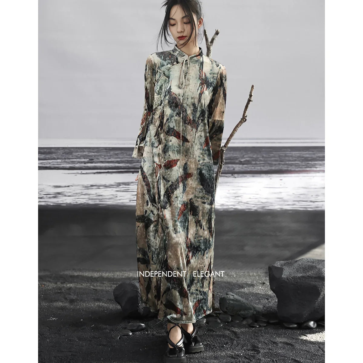 CM | Elegante vestido largo retro de terciopelo oscuro con botones de disco