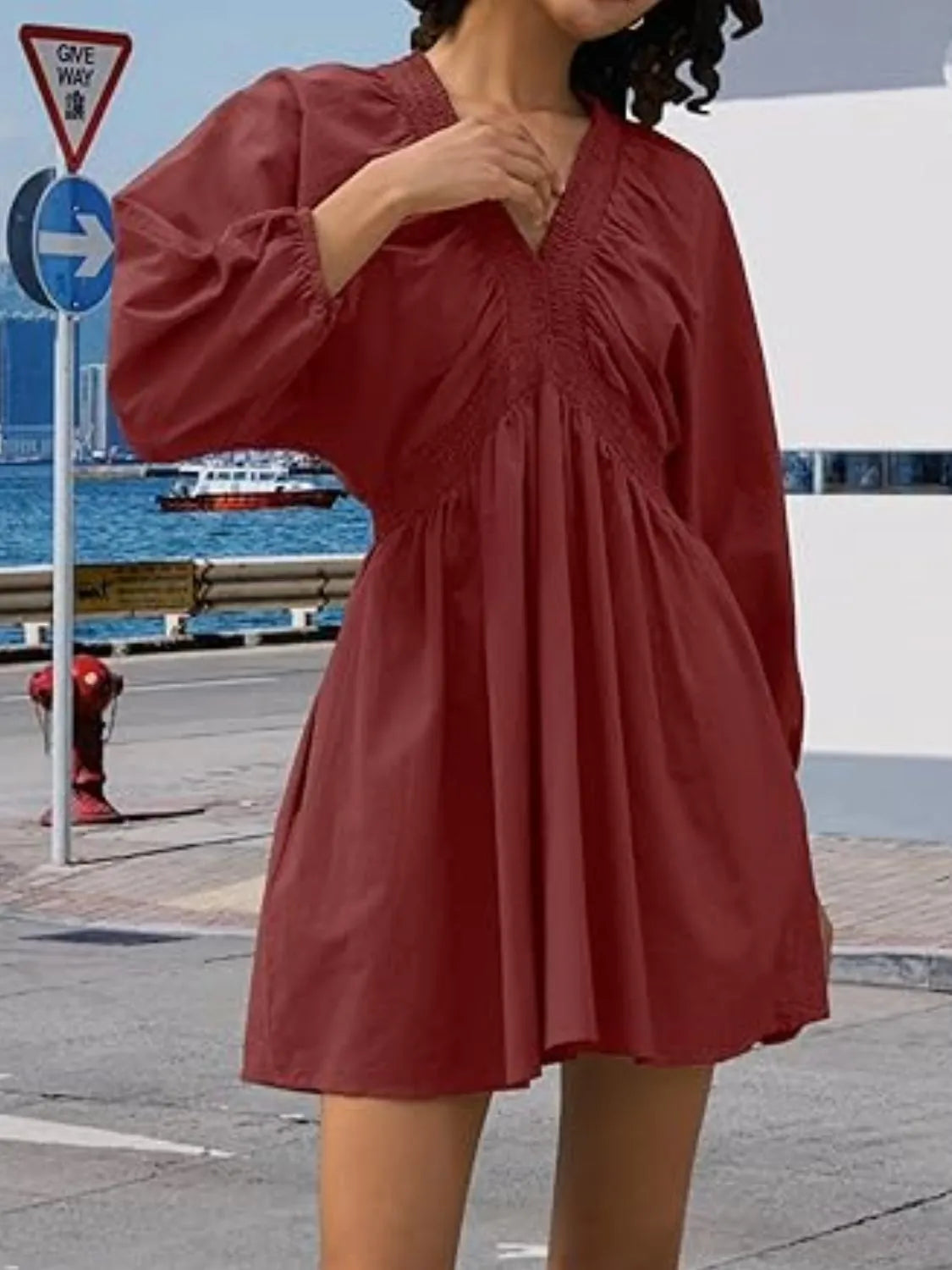 CM | Minivestido texturizado con escote en V