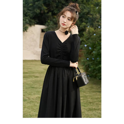 CM | Elegante Vestido Midi de Punto Negro con Cuello en V y Línea A