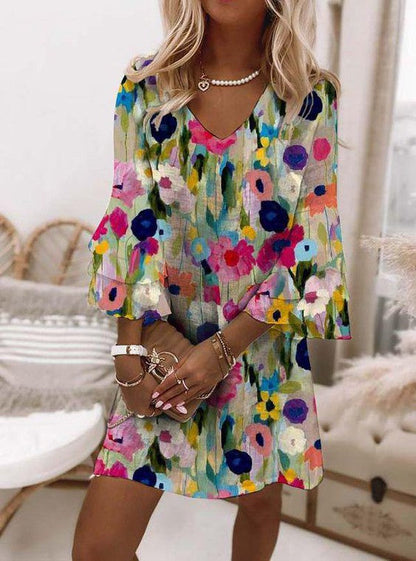 CM | Mini vestido romántico con estampado floral y escote en V