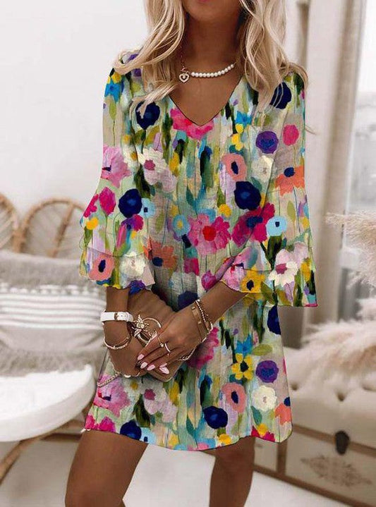 CM | Mini vestido romántico con estampado floral y escote en V