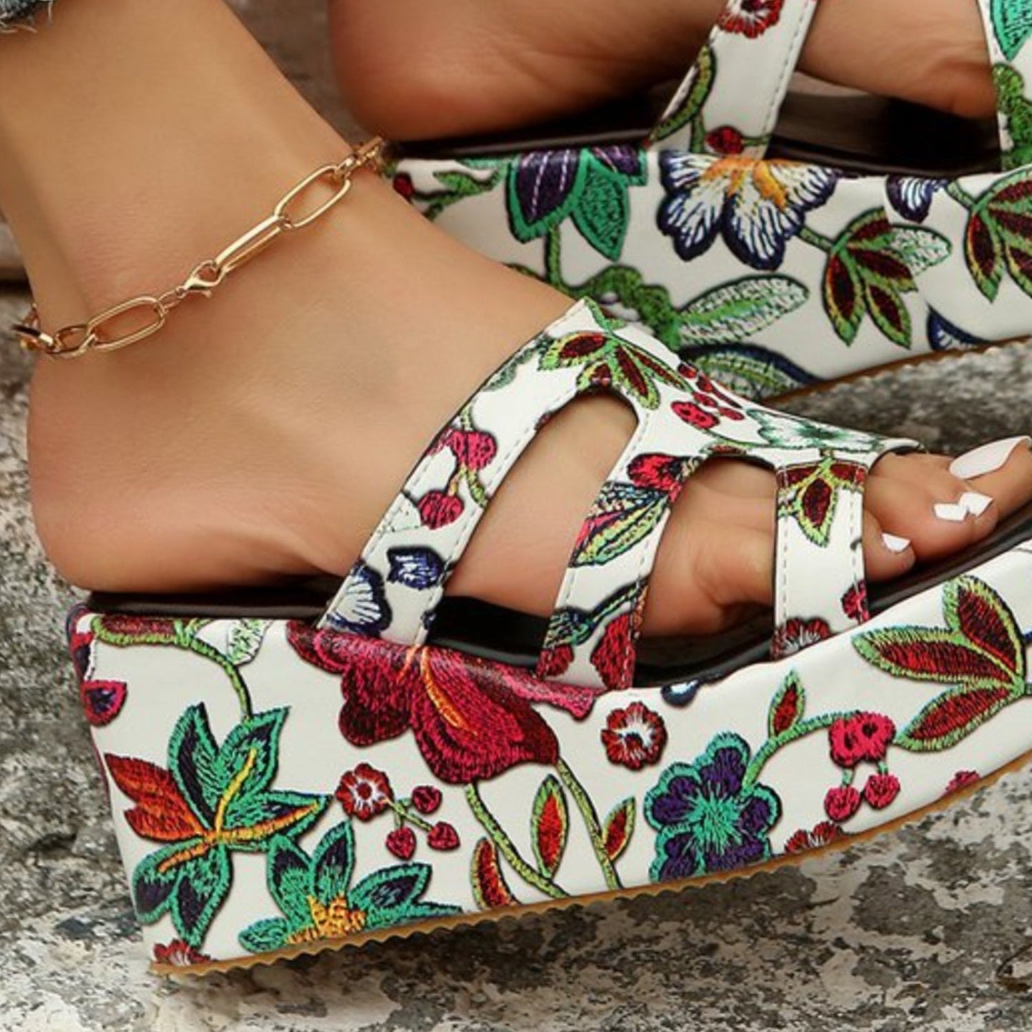CM | Sandalias peep toe florales recortadas