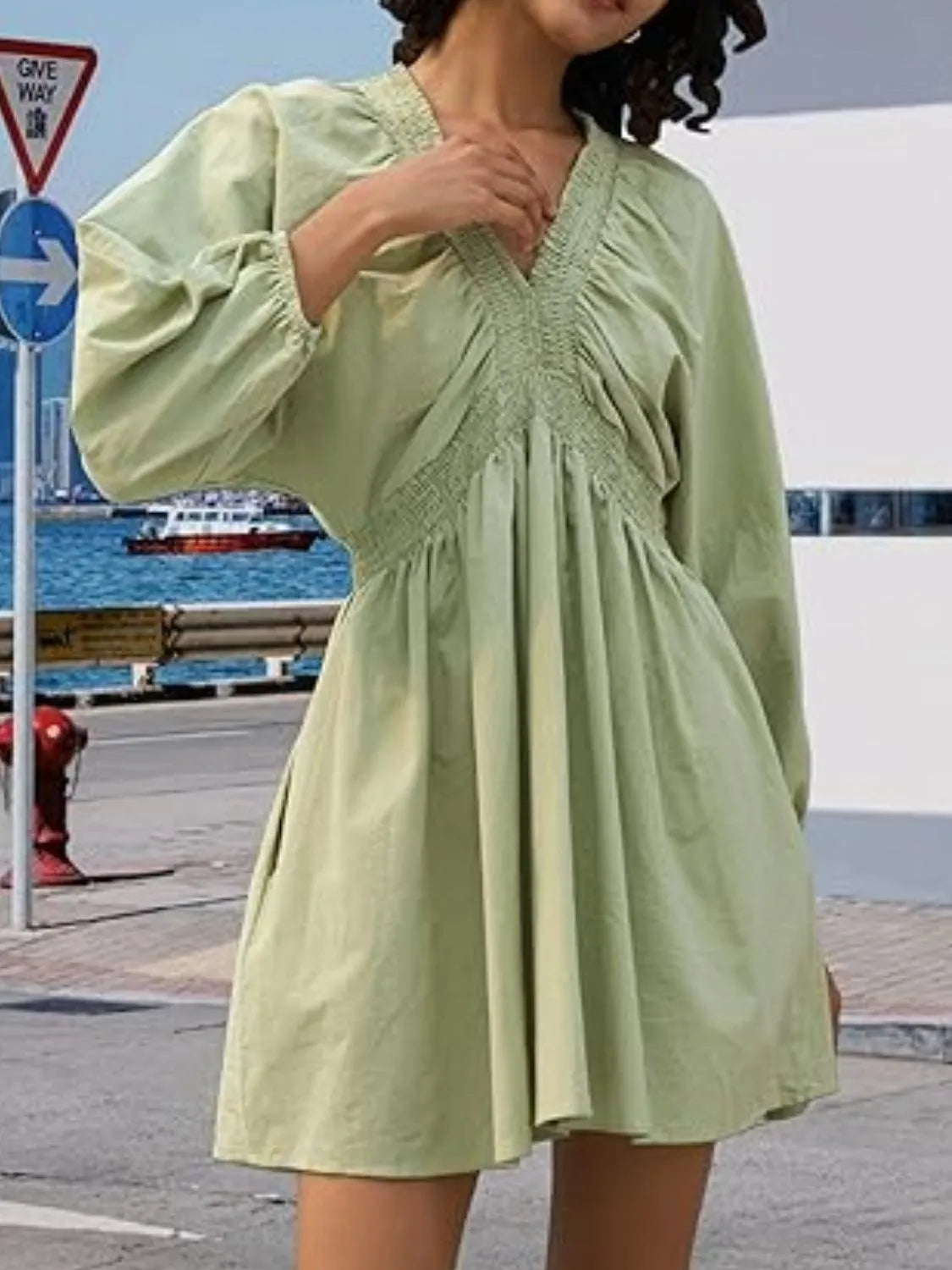 CM | Minivestido texturizado con escote en V