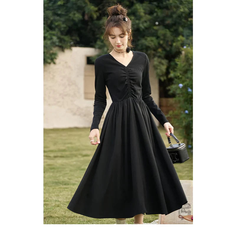 CM | Elegante Vestido Midi de Punto Negro con Cuello en V y Línea A