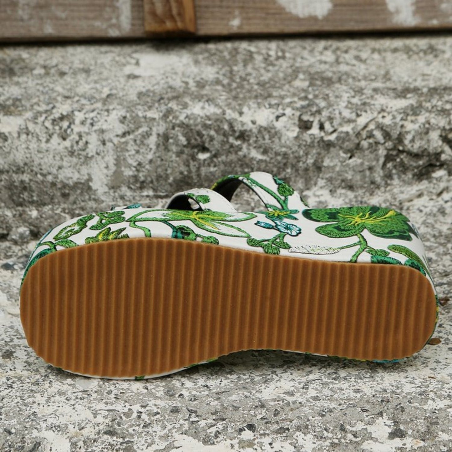 CM | Sandalias peep toe florales recortadas
