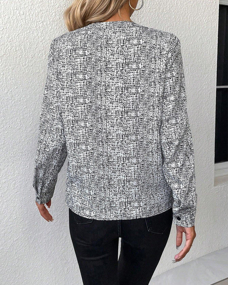CM | Elegante blusa estampada de manga larga con escote en V