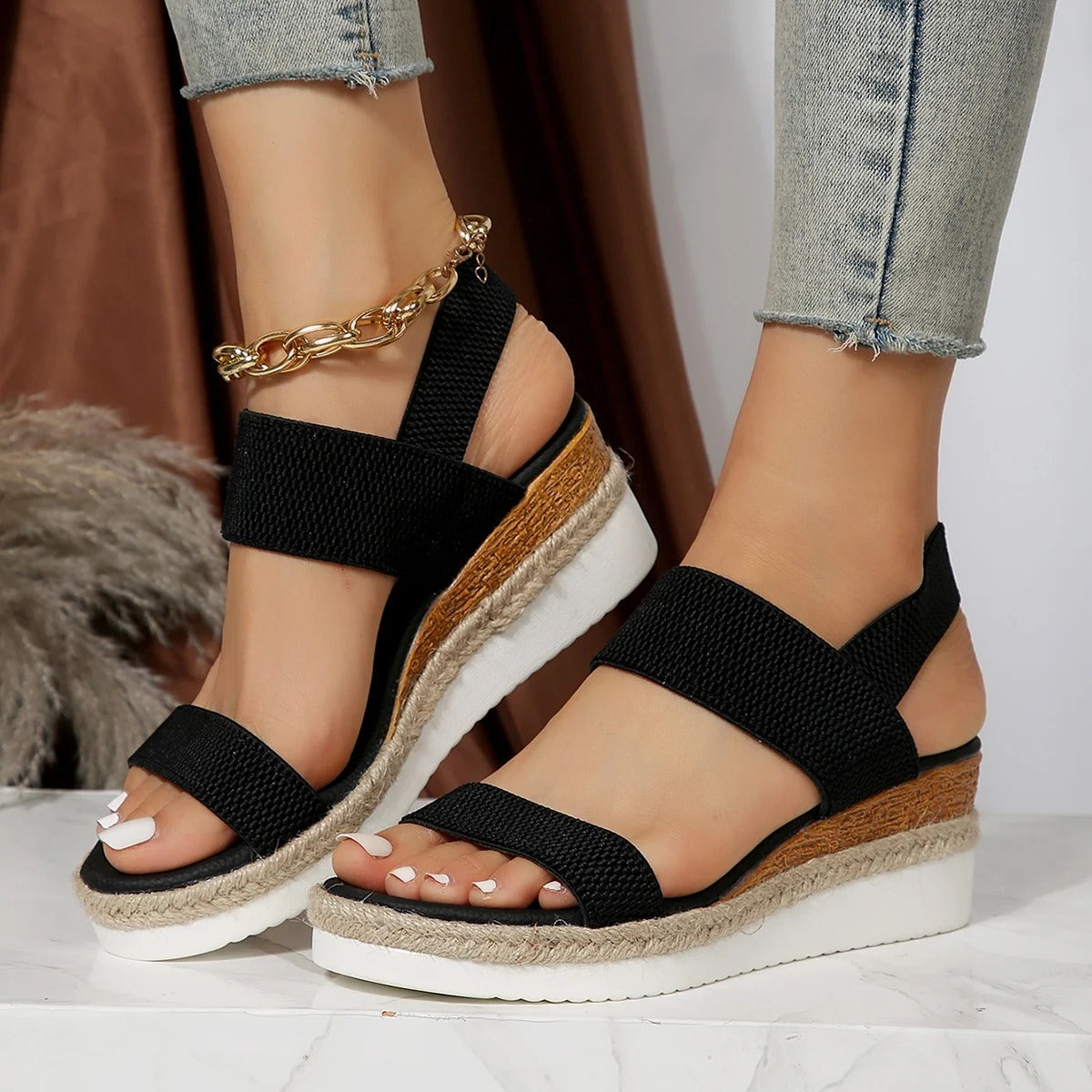 CM | Sandalias de cuña elegantes y desenfadadas
