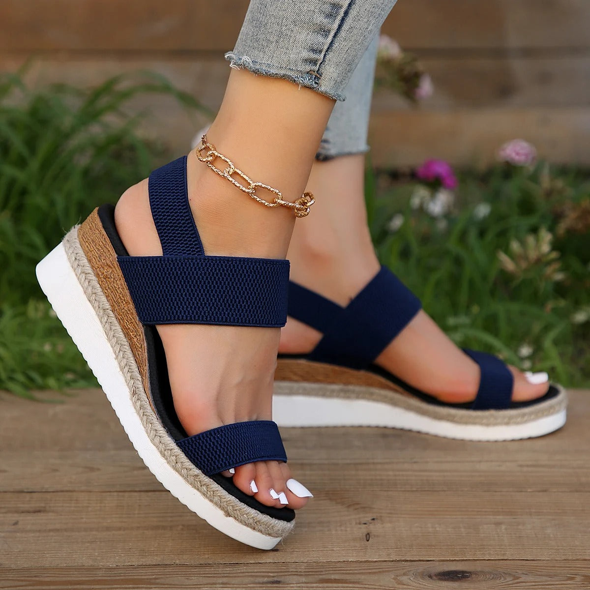 CM | Sandalias de cuña elegantes y desenfadadas