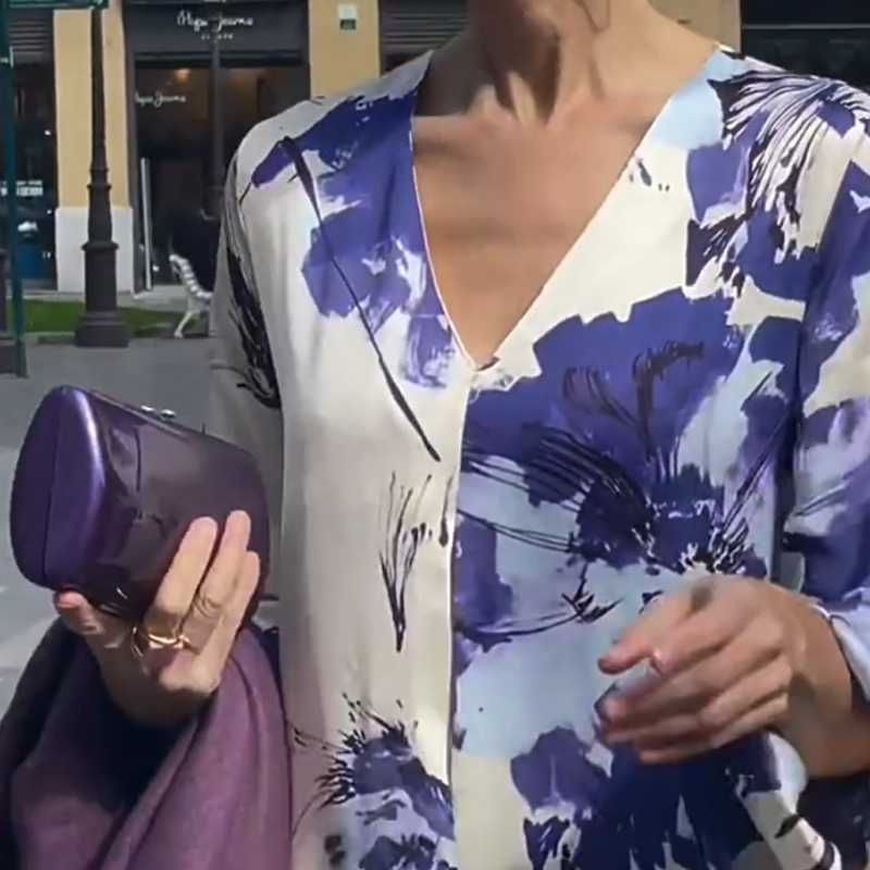 CM | Elegante vestido largo con estampado y escote en V para mujer
