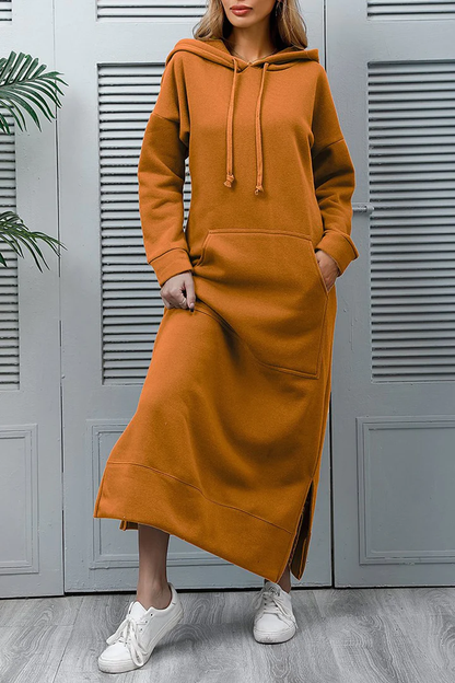 CM | Elegante vestido monocromo con capucha, bolsillos y abertura
